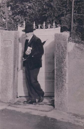 Le "petit portail" si souvent emprunté par Frédéric Rouge, ici vers la fin de sa vie, pour se rendre au village ou à la gare d'Ollon...